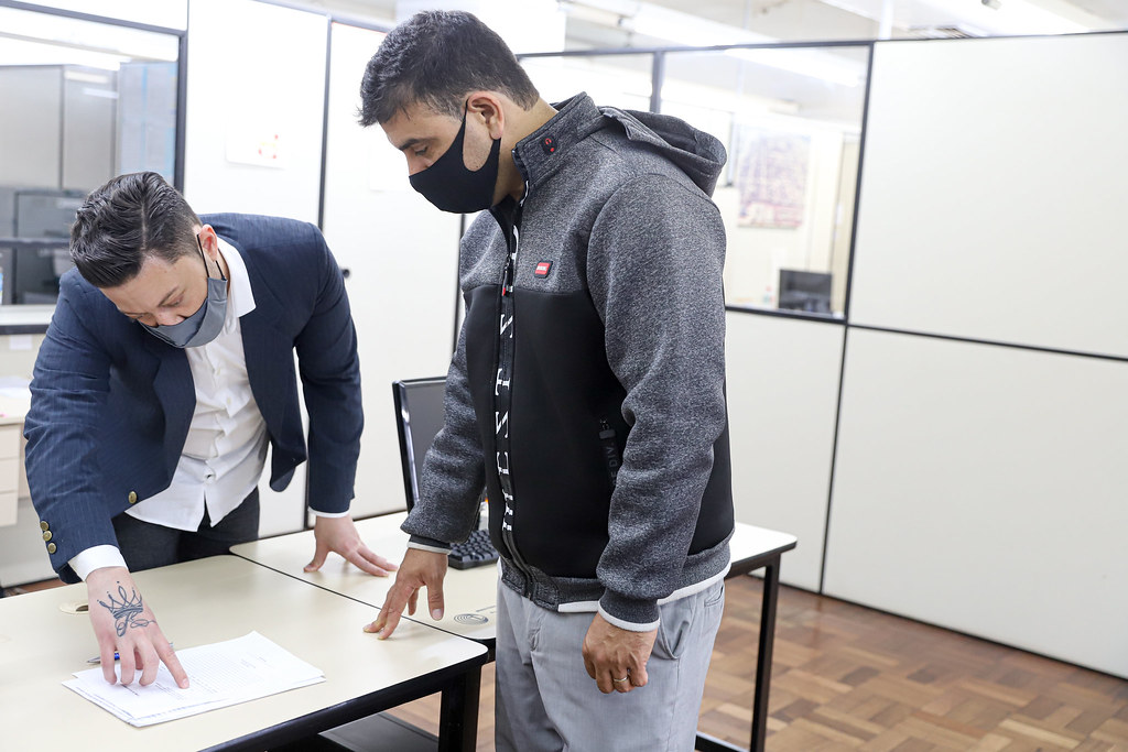 Documentos e caneta sobre a mesa de um escritório