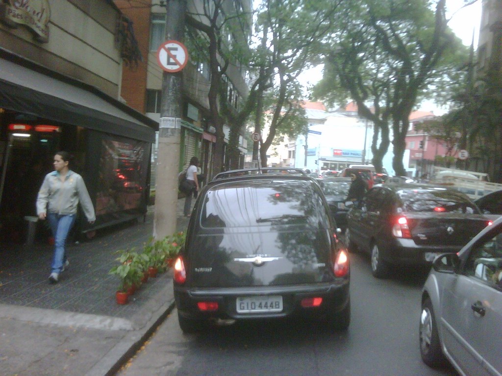 Carro estacionado em uma rua de cidade do litoral