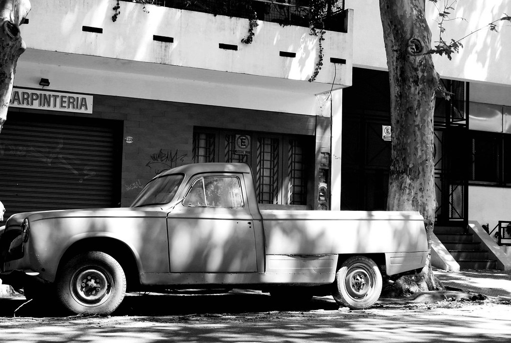 Picape parada em uma estrada de terra de fazenda