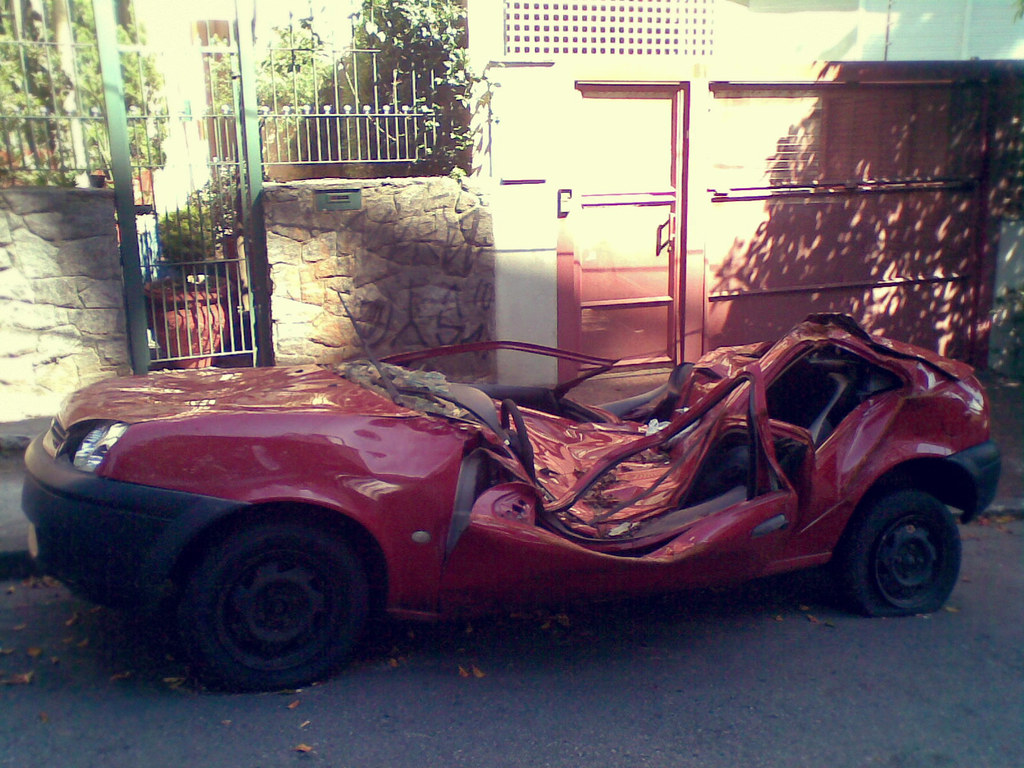 Veículo estacionado visto de frente