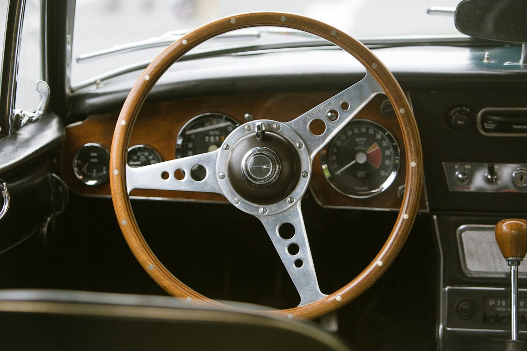 Volante e painel de um carro antigo
