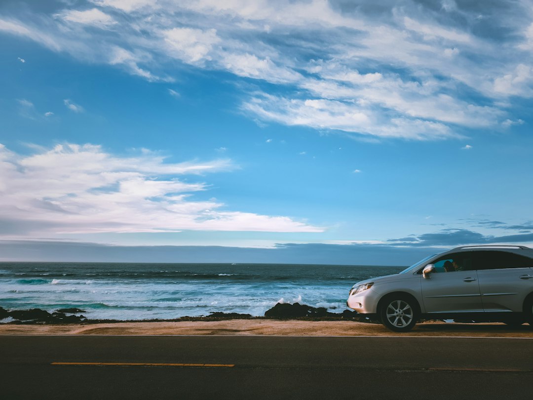 Carro na estrada à beira-mar