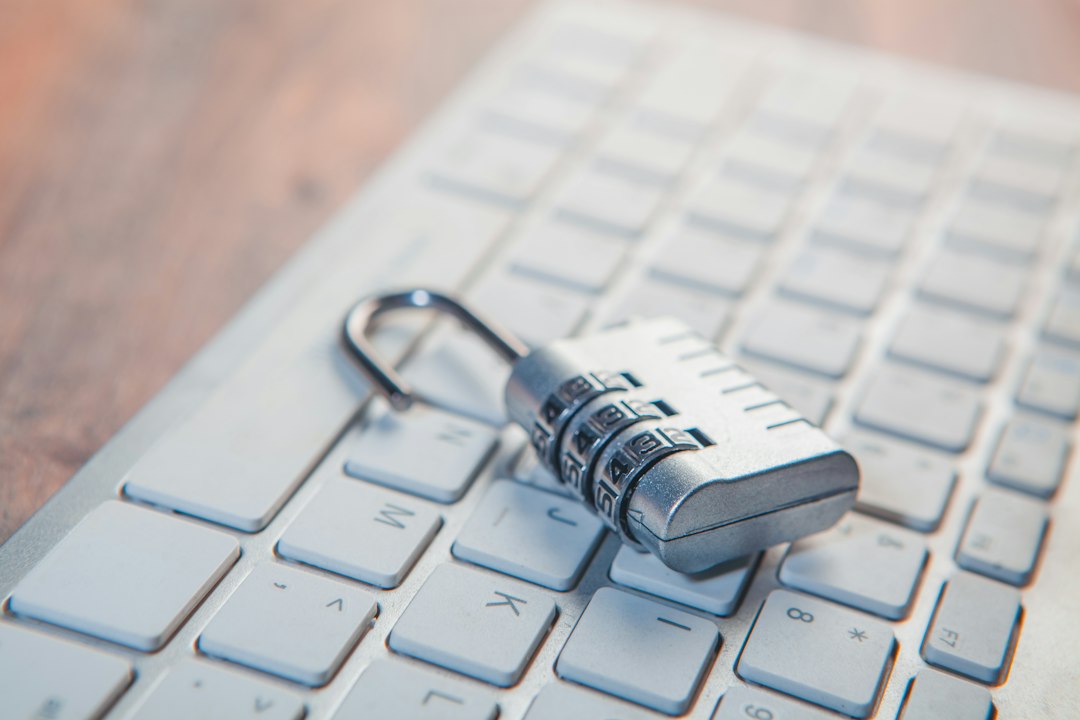 Cadeado sobre o teclado de um notebook