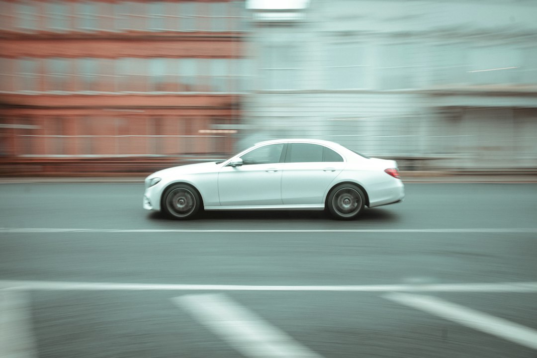 Sedan branco em movimento na cidade