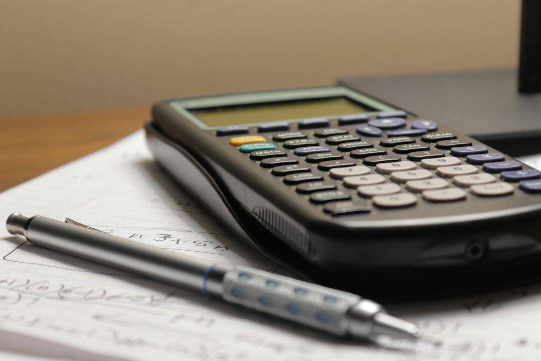 Calculadora e caneta sobre papéis de negociação