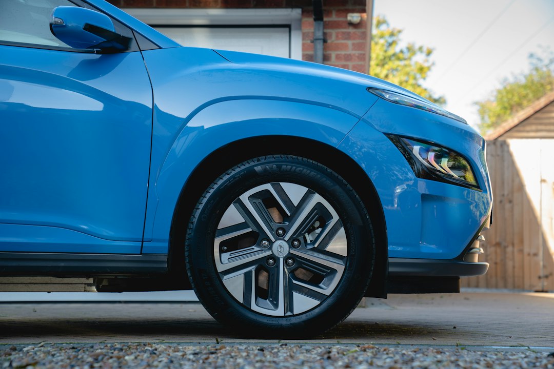 Carro azul estacionado na frente de casa