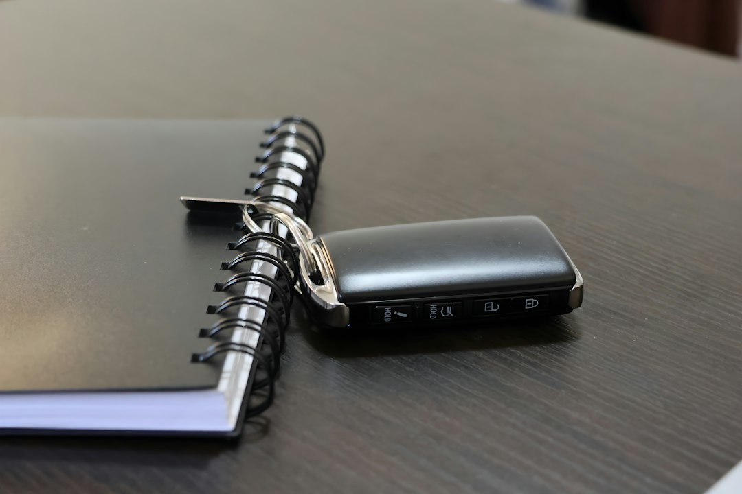 Chave de carro sobre um caderno