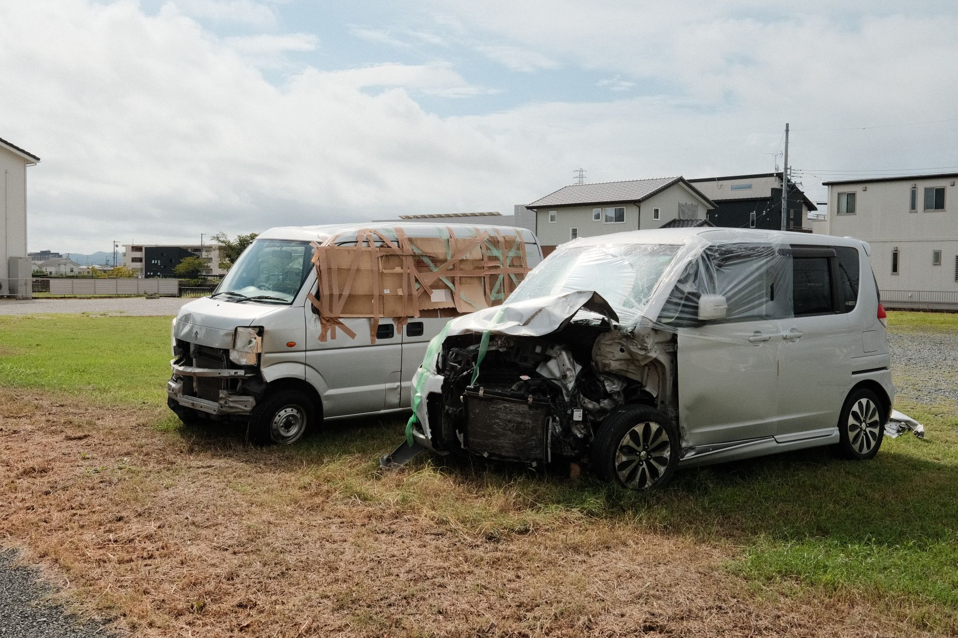 Carros danificados parados em um terreno