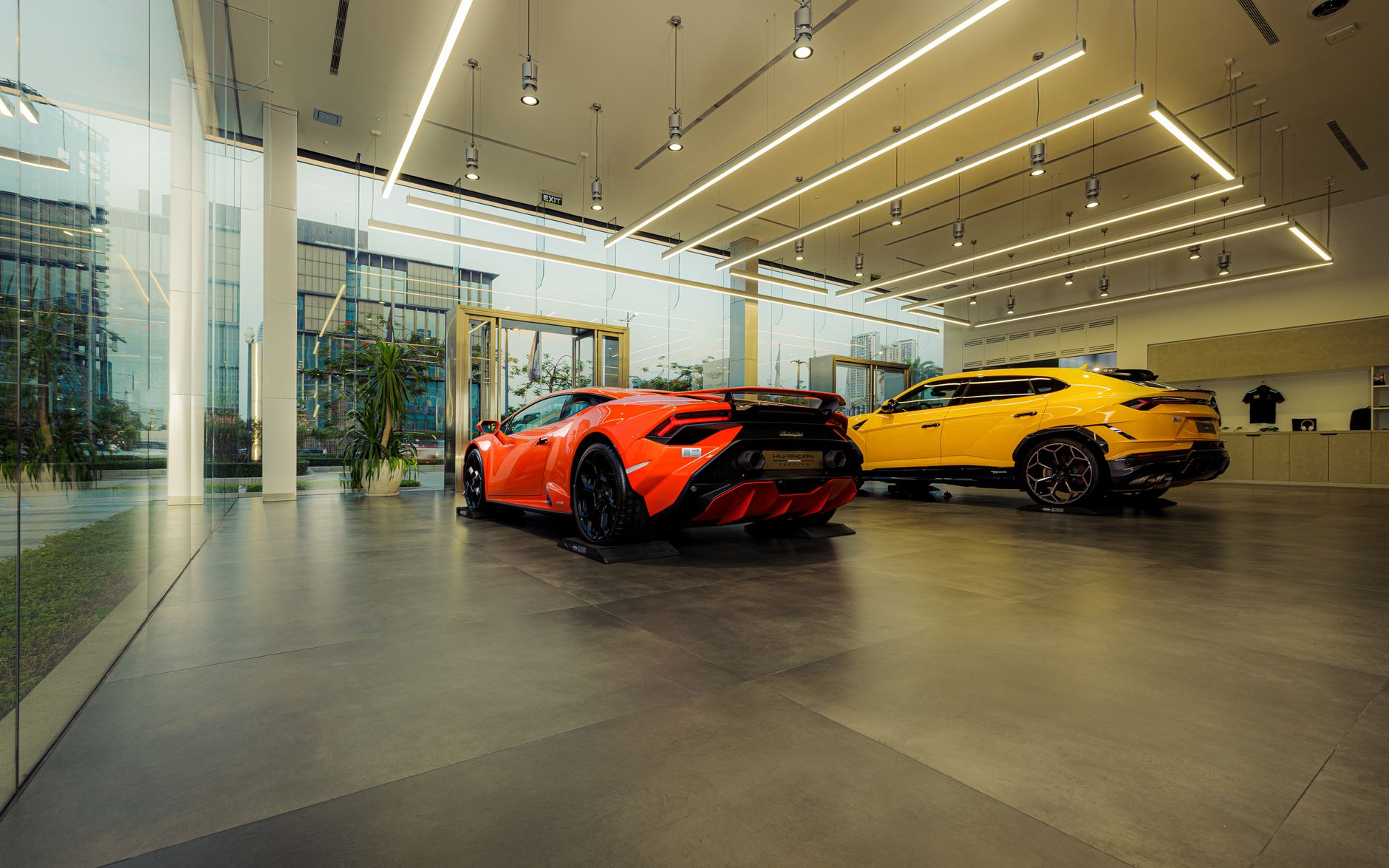 Showroom de revenda com carros expostos