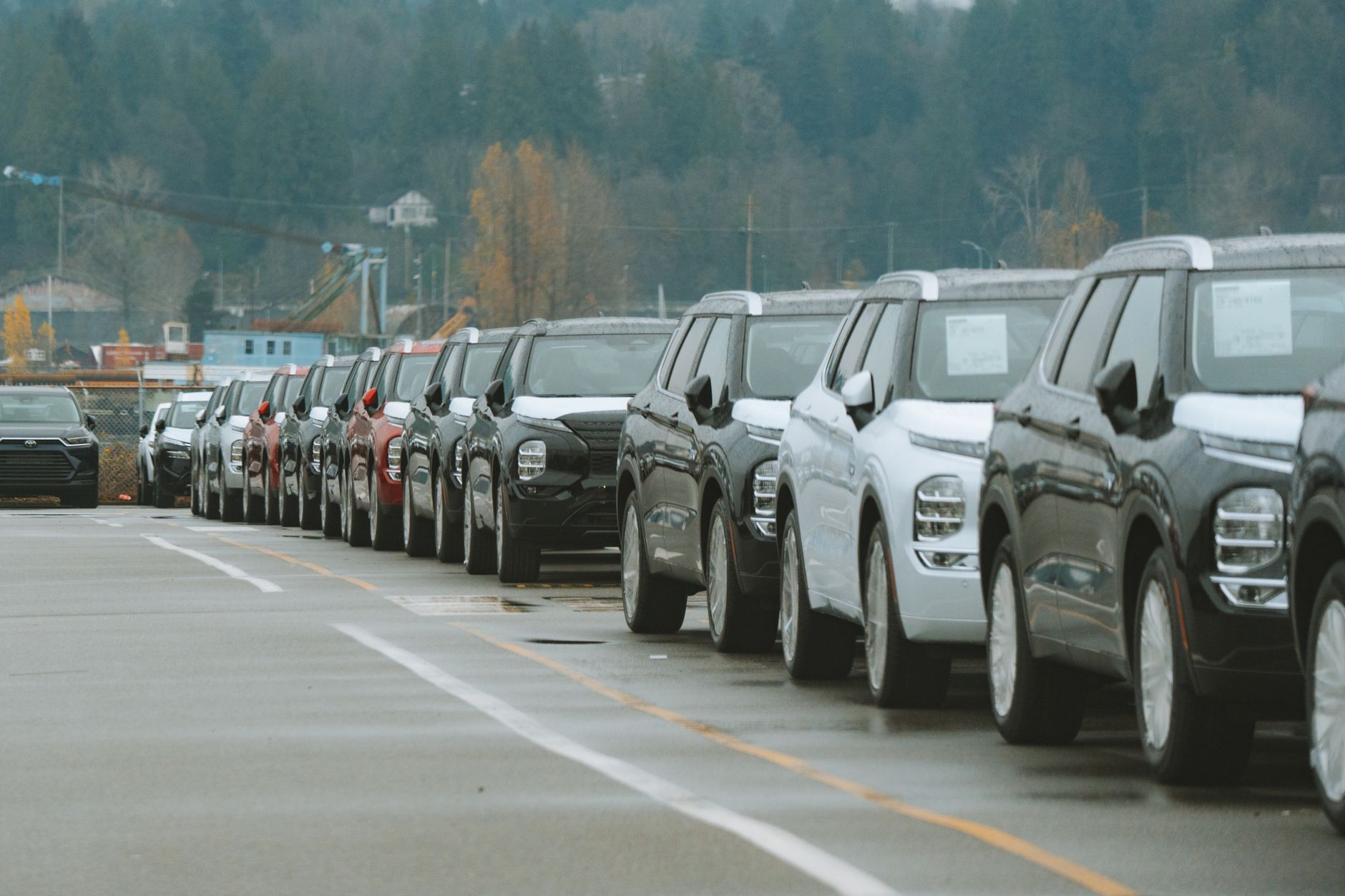 Fileira de carros em um estacionamento