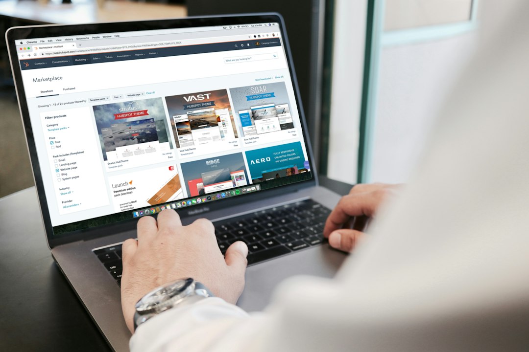 Pessoa navegando em um site de carros no notebook