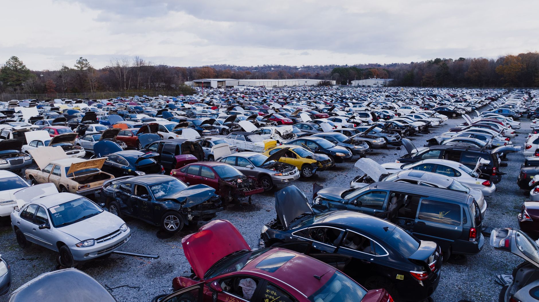 Grande pátio a céu aberto com centenas de carros estacionados
