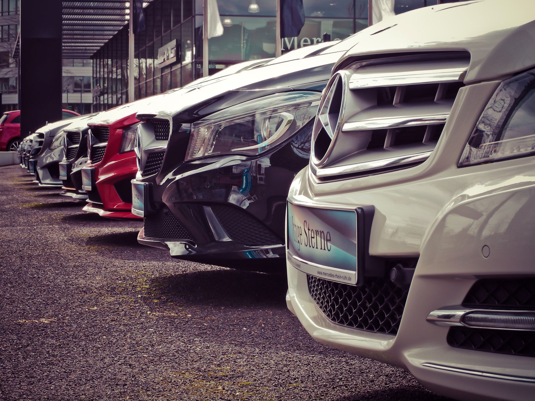 Fileira de carros sedã estacionados lado a lado