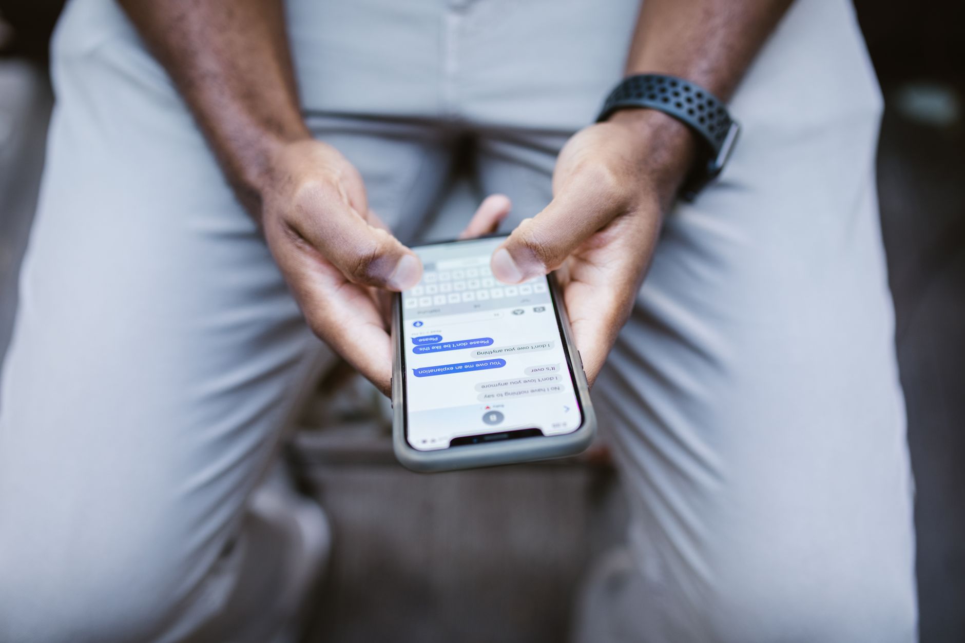 Mãos digitando rapidamente em um smartphone