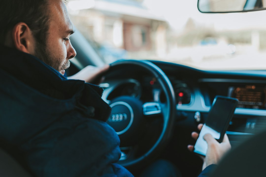 Motorista usando o celular preso ao painel do carro