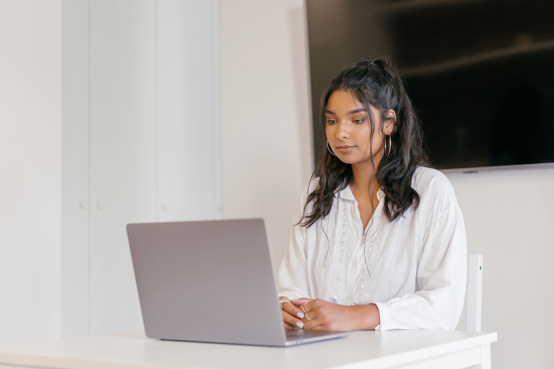 Mulher estudando com notebook em uma mesa
