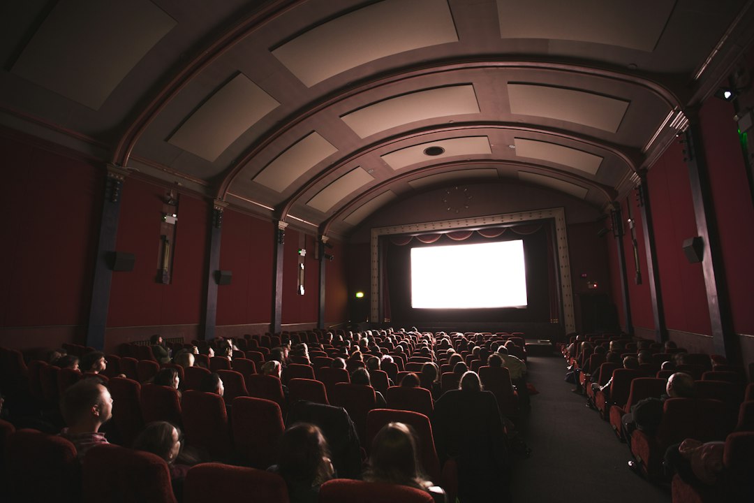 Sala de cinema com público assistindo a uma exibição