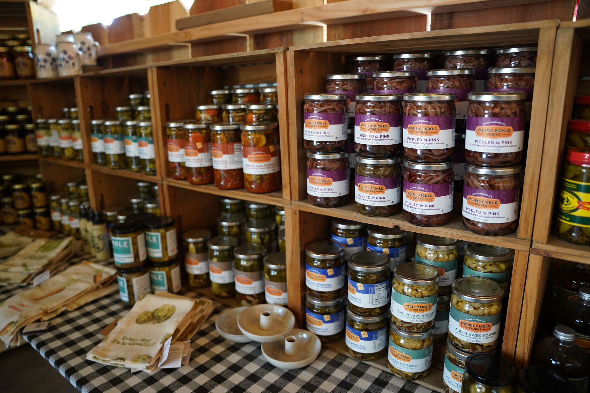 Prateleiras de uma loja rural com produtos em potes e latas