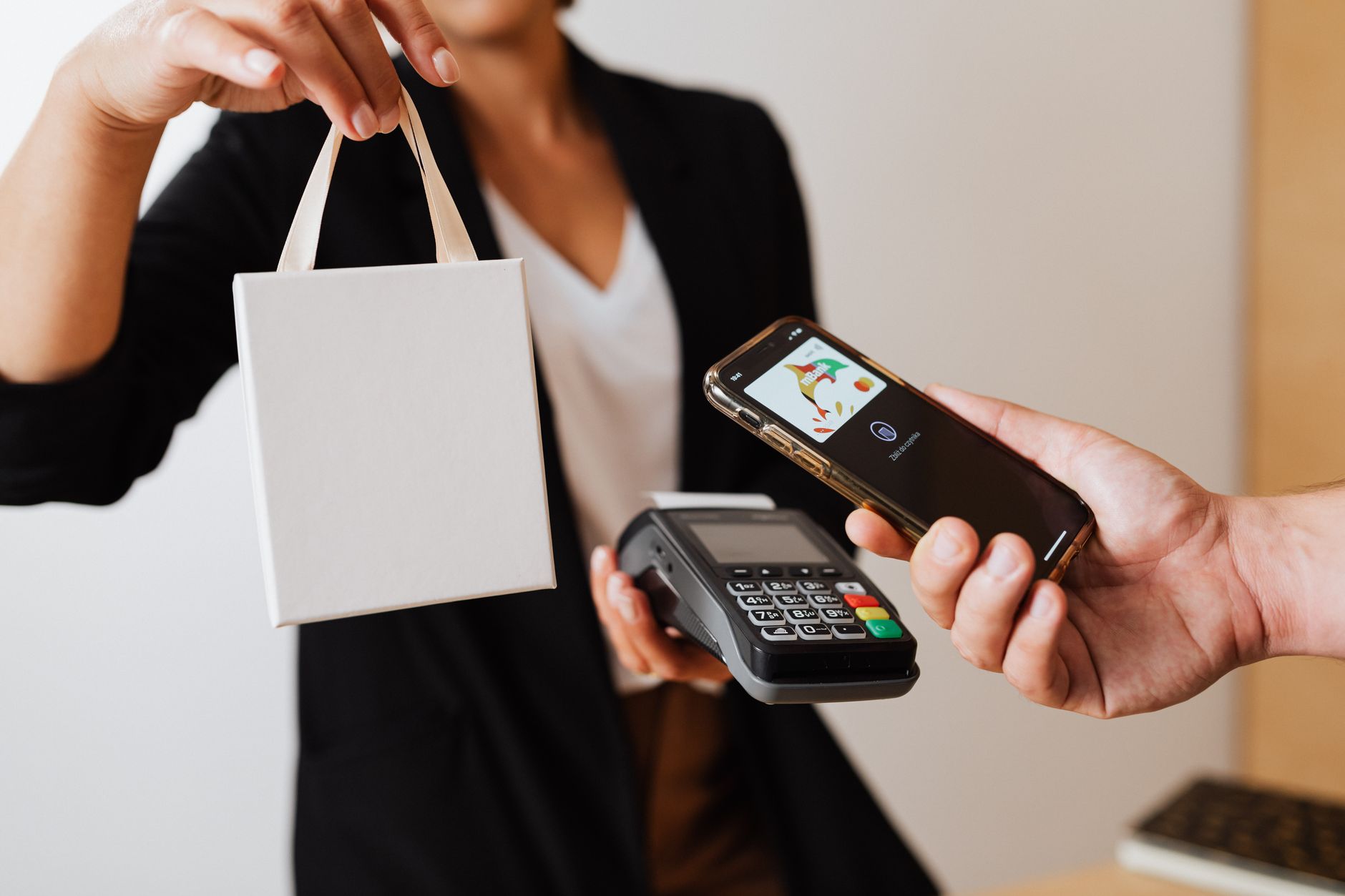 Cliente pagando com o celular por aproximação em uma loja