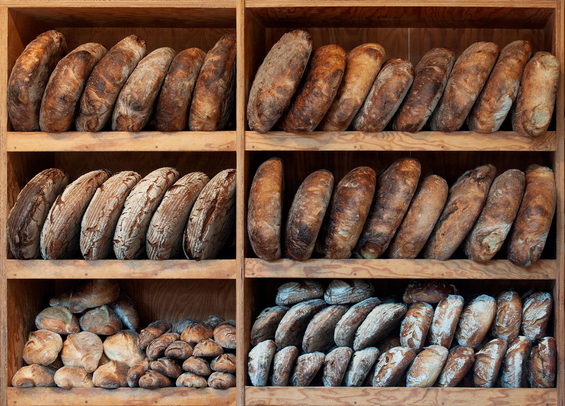 Prateleiras de madeira com pães artesanais