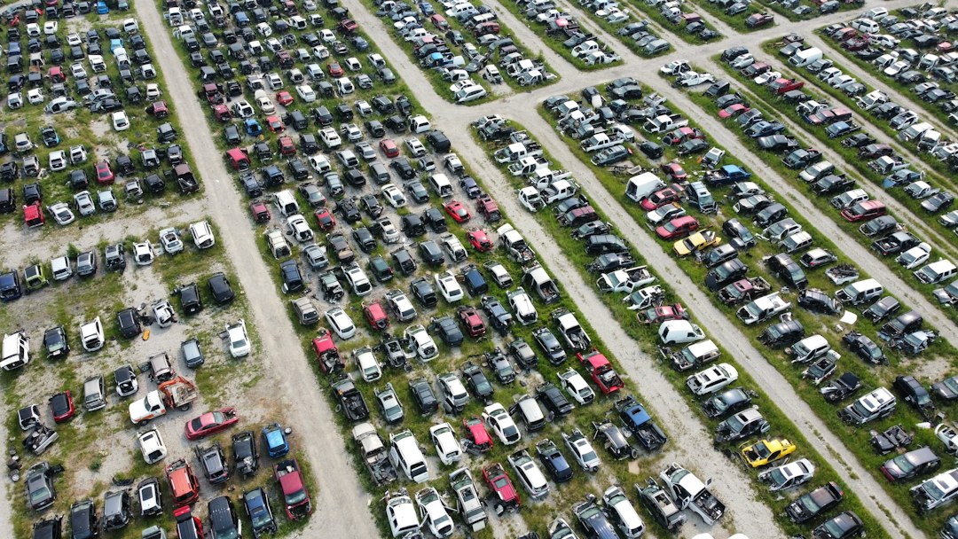 Vista aérea de um grande pátio com carros estacionados