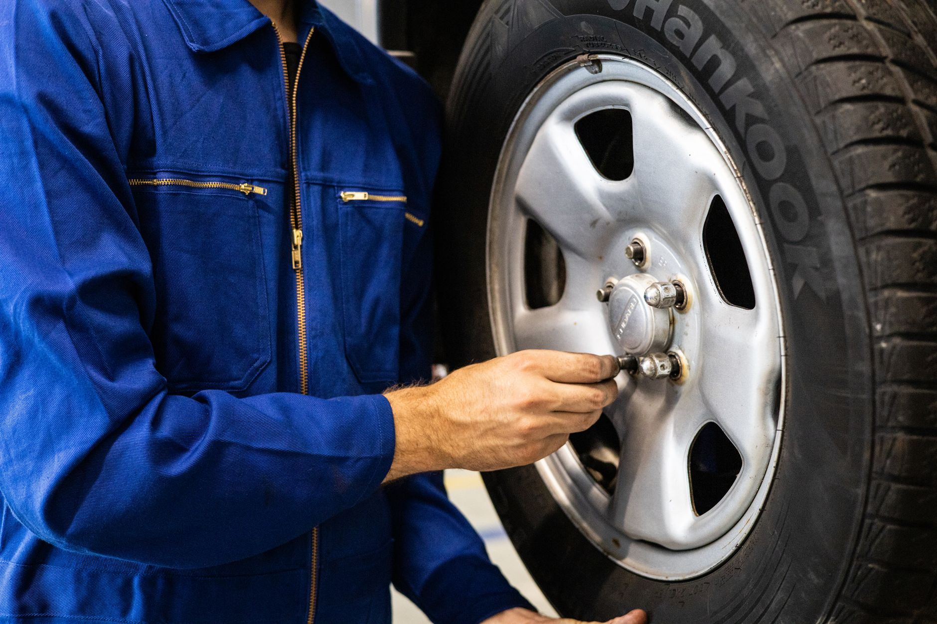 Mecânico conferindo o pneu de um carro