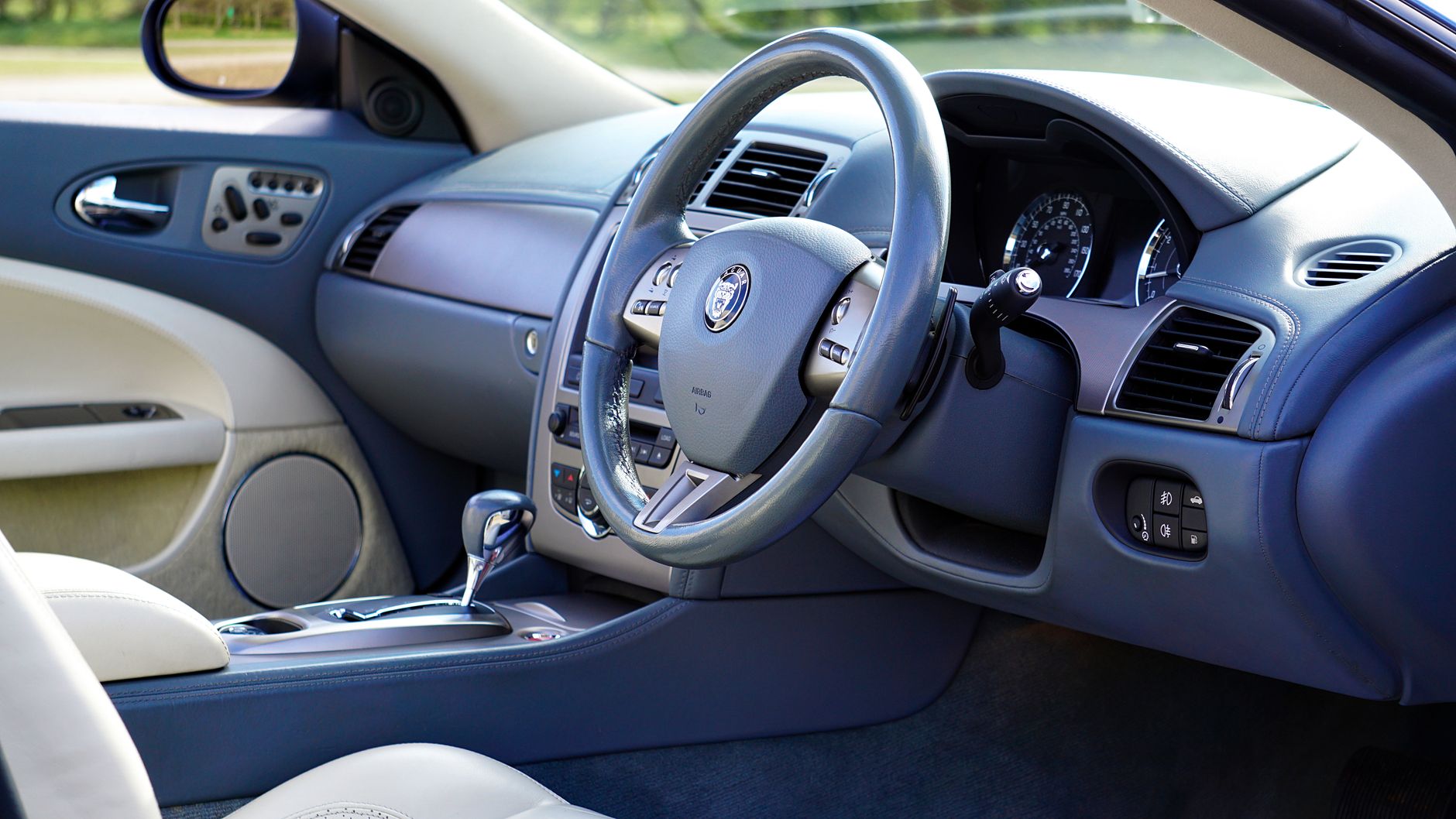 Interior de carro com painel e volante