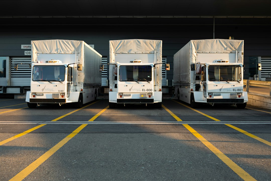 Caminhões estacionados lado a lado em um pátio de empresa