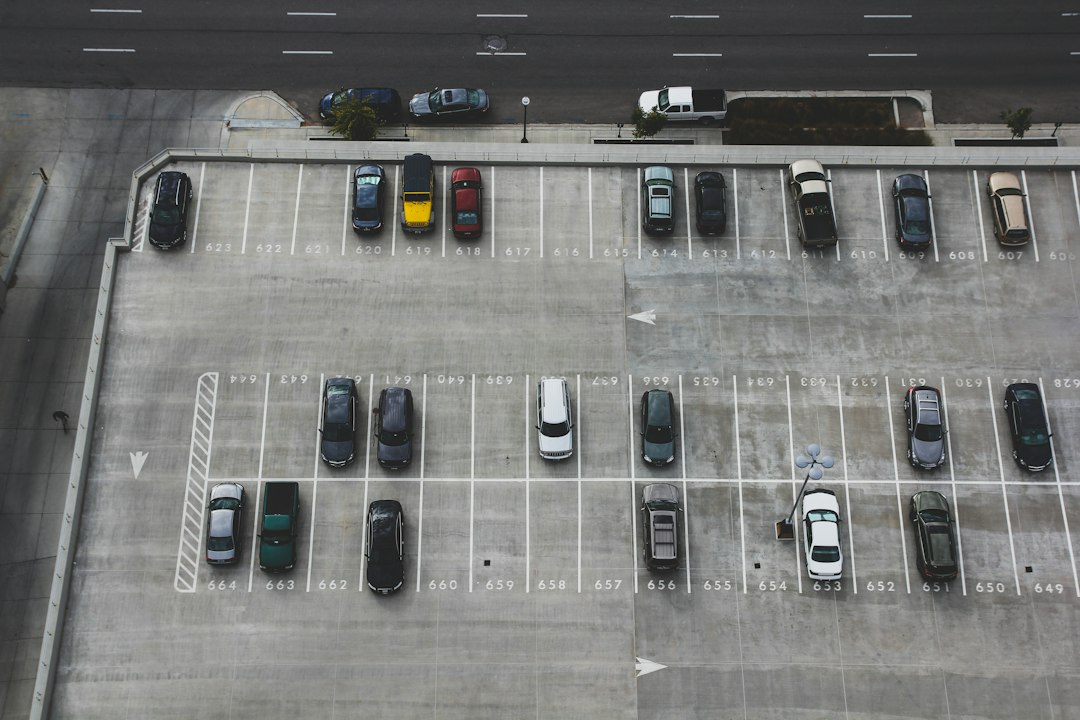 Vista aérea de um estacionamento com fileiras de carros