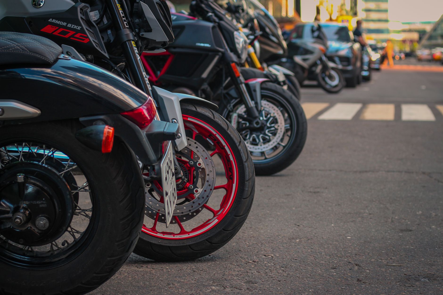 Motos coloridas estacionadas lado a lado
