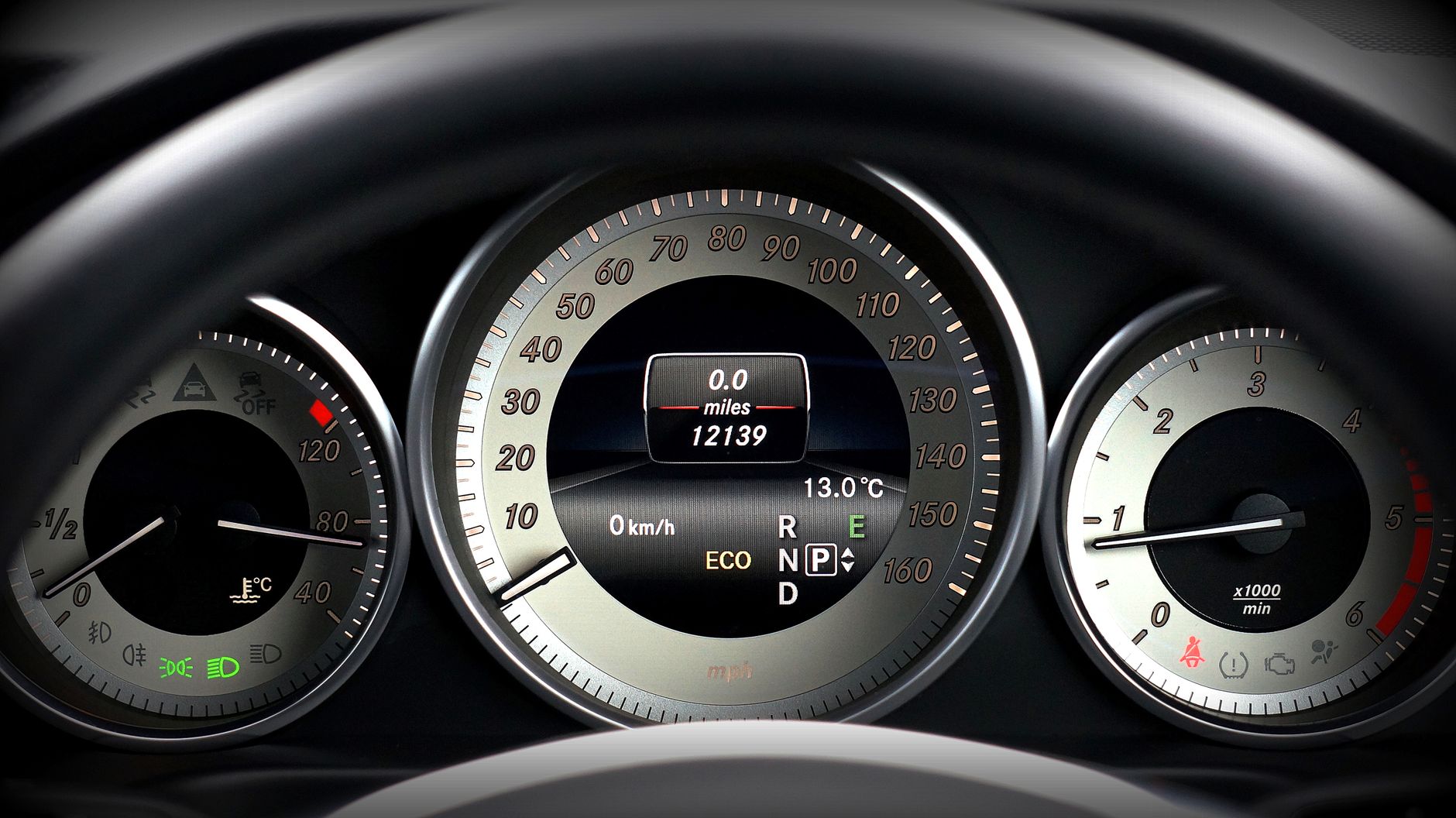 Painel de instrumentos clássico de um carro