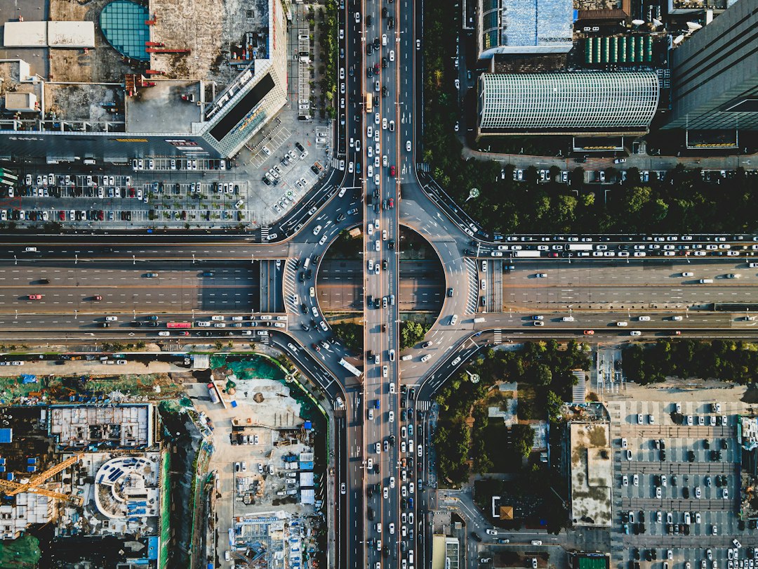 Vista aérea de um cruzamento em uma cidade