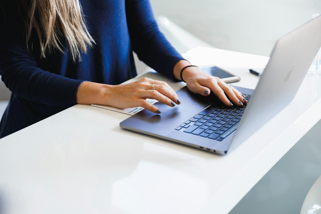 Mulher trabalhando no notebook em um escritório