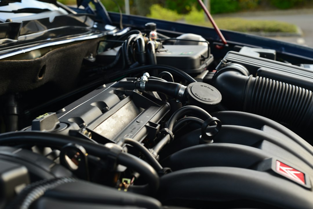 Motor de um carro aberto para revisão