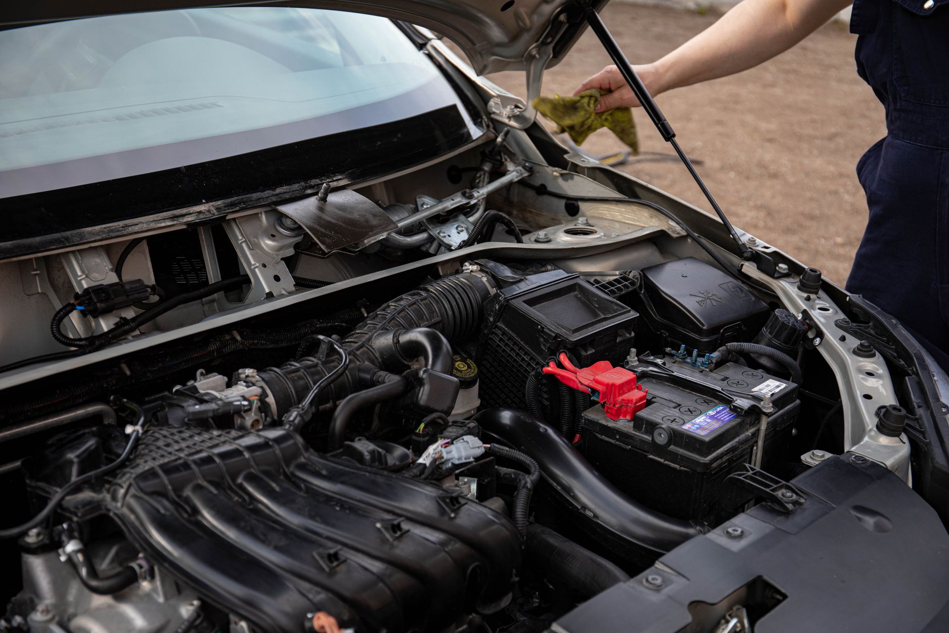 Mecânico revisando o motor de um carro