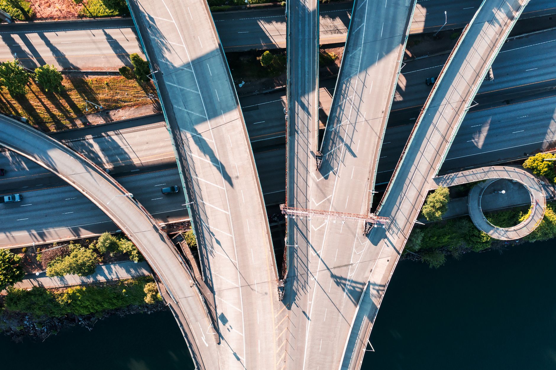 Vista aérea de um viaduto em uma cidade