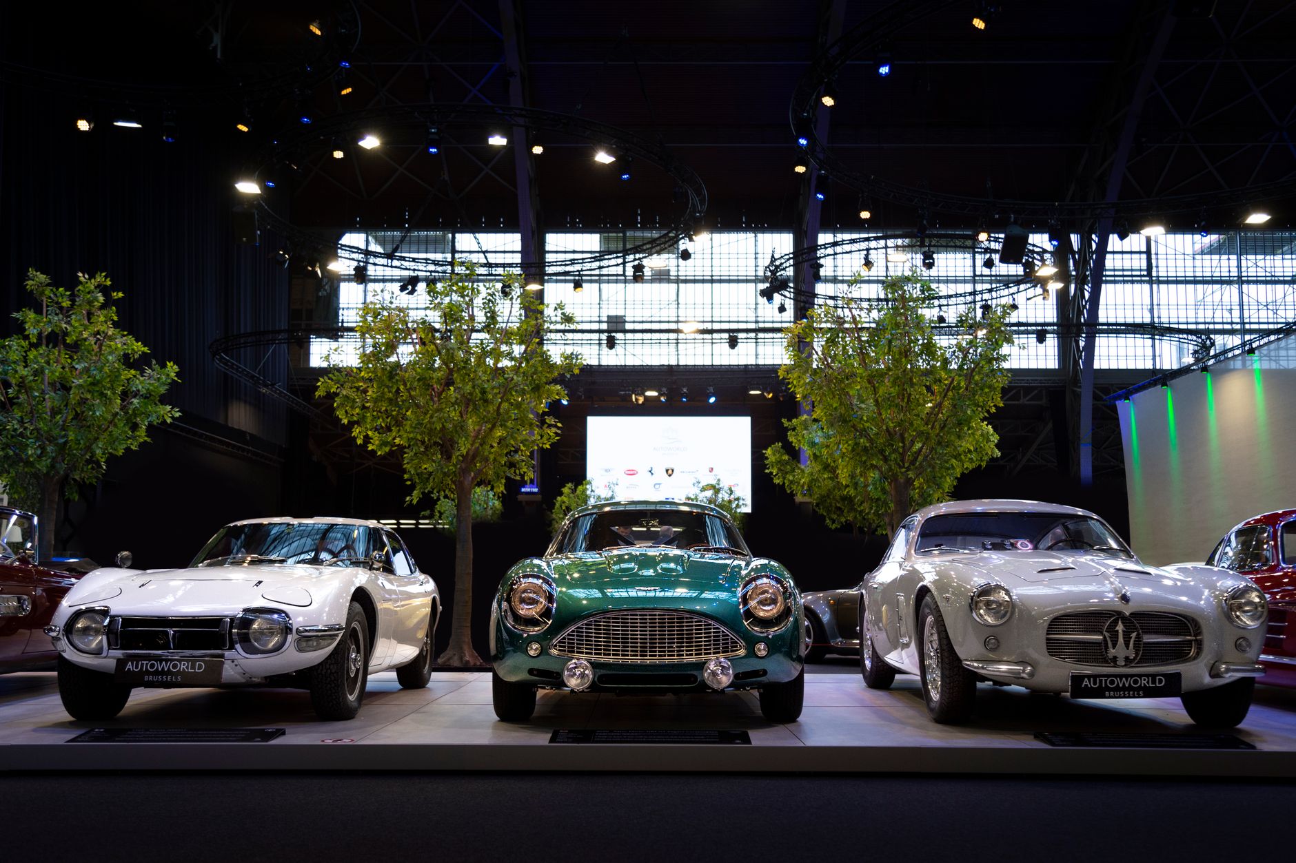Carros clássicos expostos em um salão