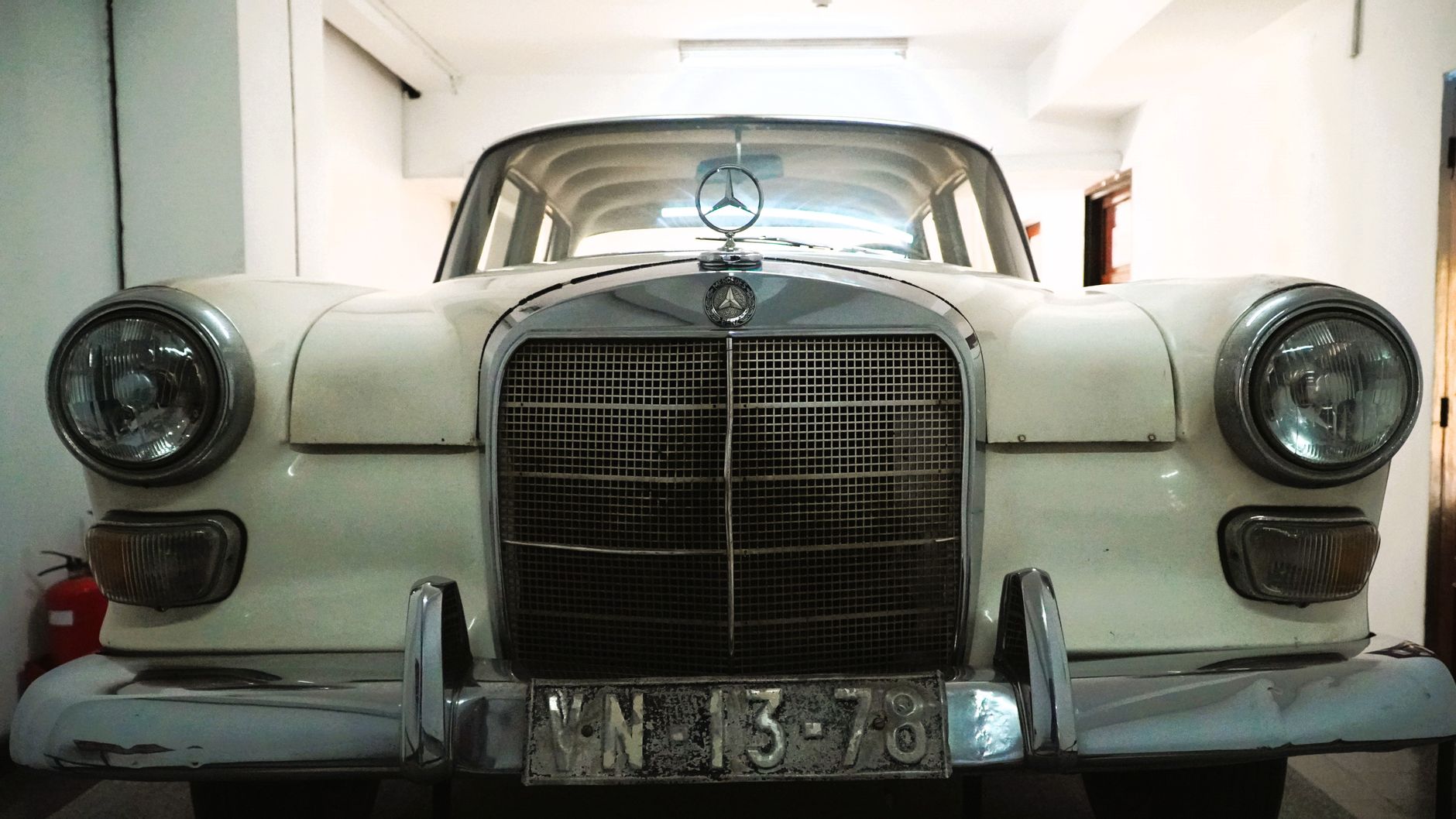 Carro clássico exposto em um salão