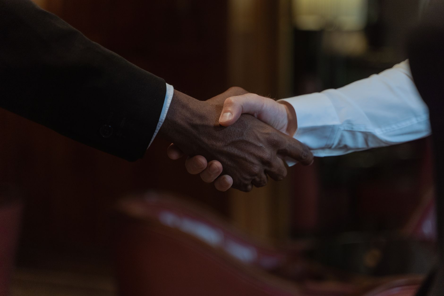Aperto de mãos formal entre duas pessoas