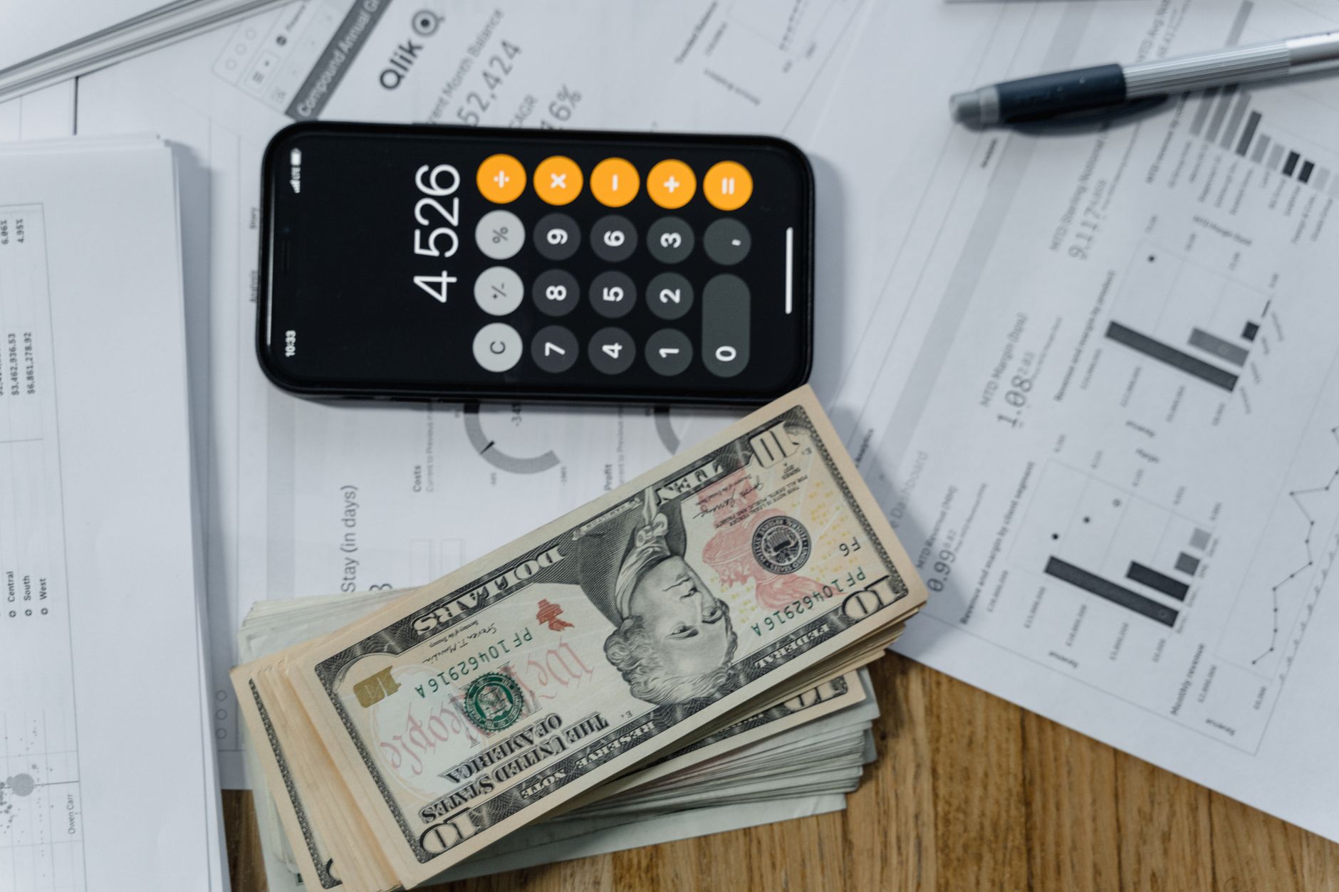 Calculadora e notas sobre uma mesa