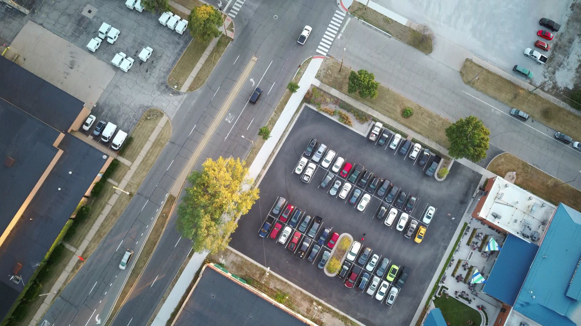 Vista aérea de um estacionamento