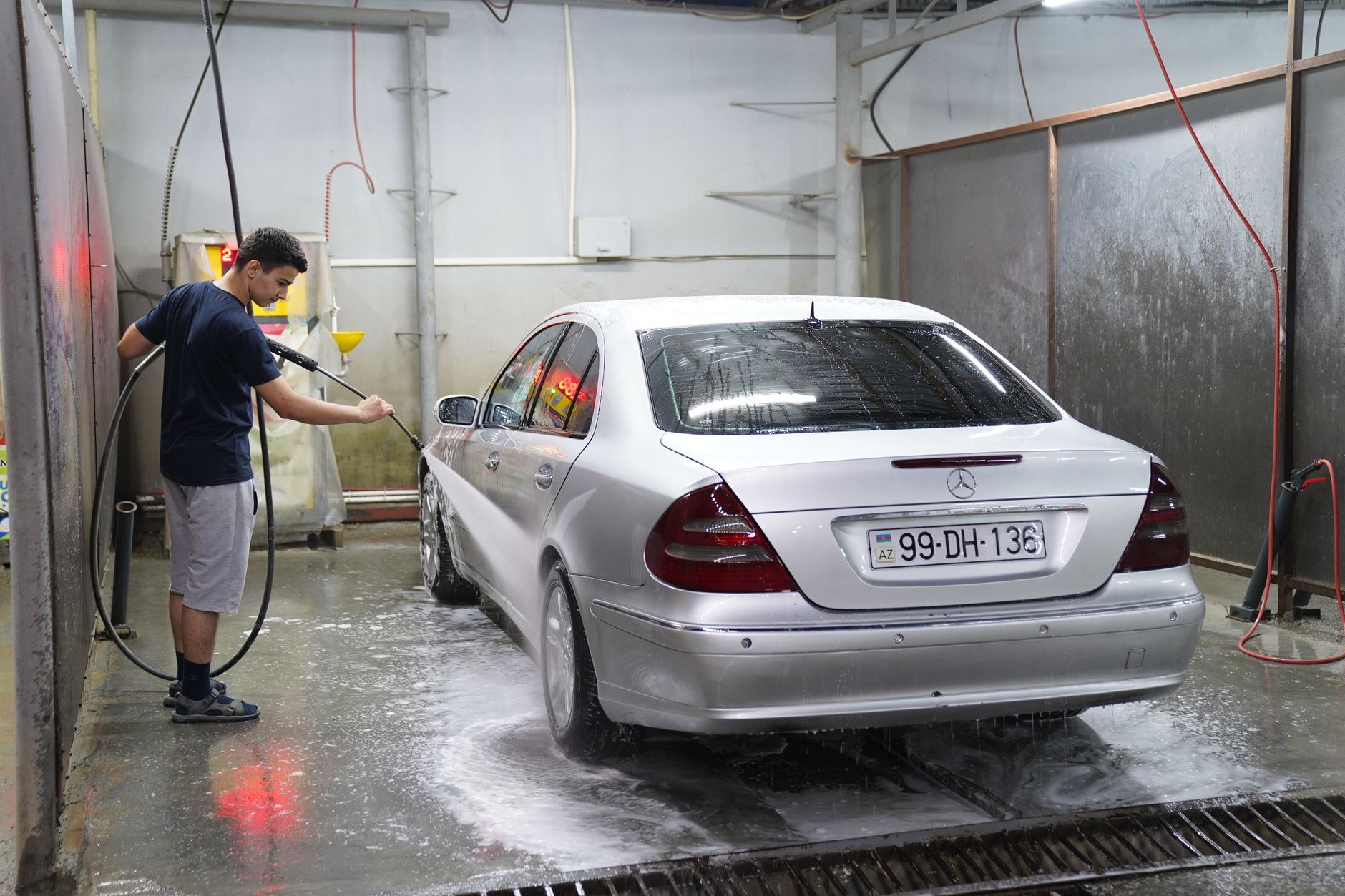 Carro sendo lavado em um lava-rápido