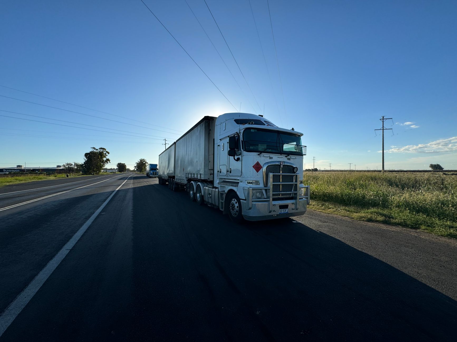 Caminhão em uma rodovia ao entardecer