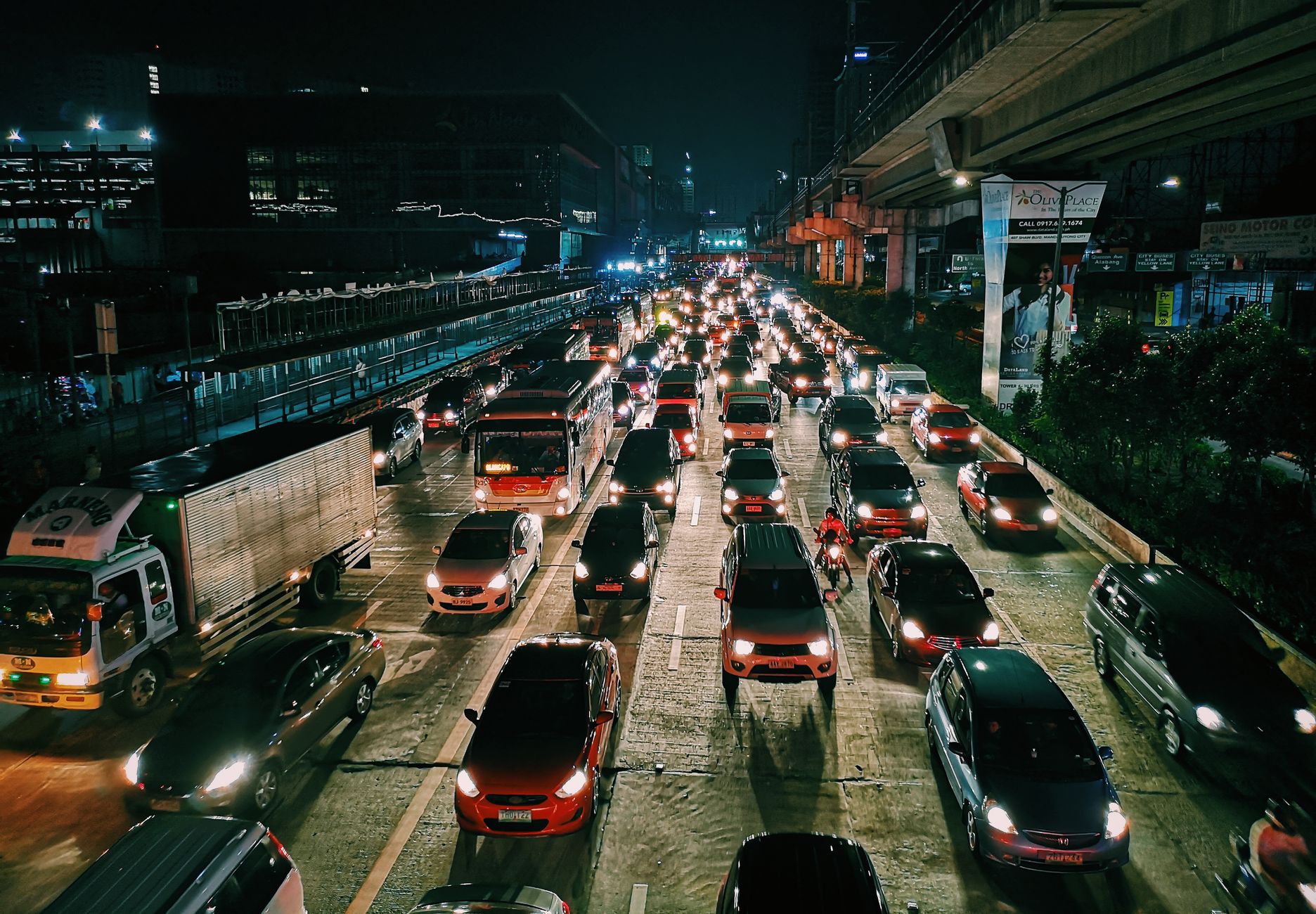 Trânsito intenso em uma avenida à noite