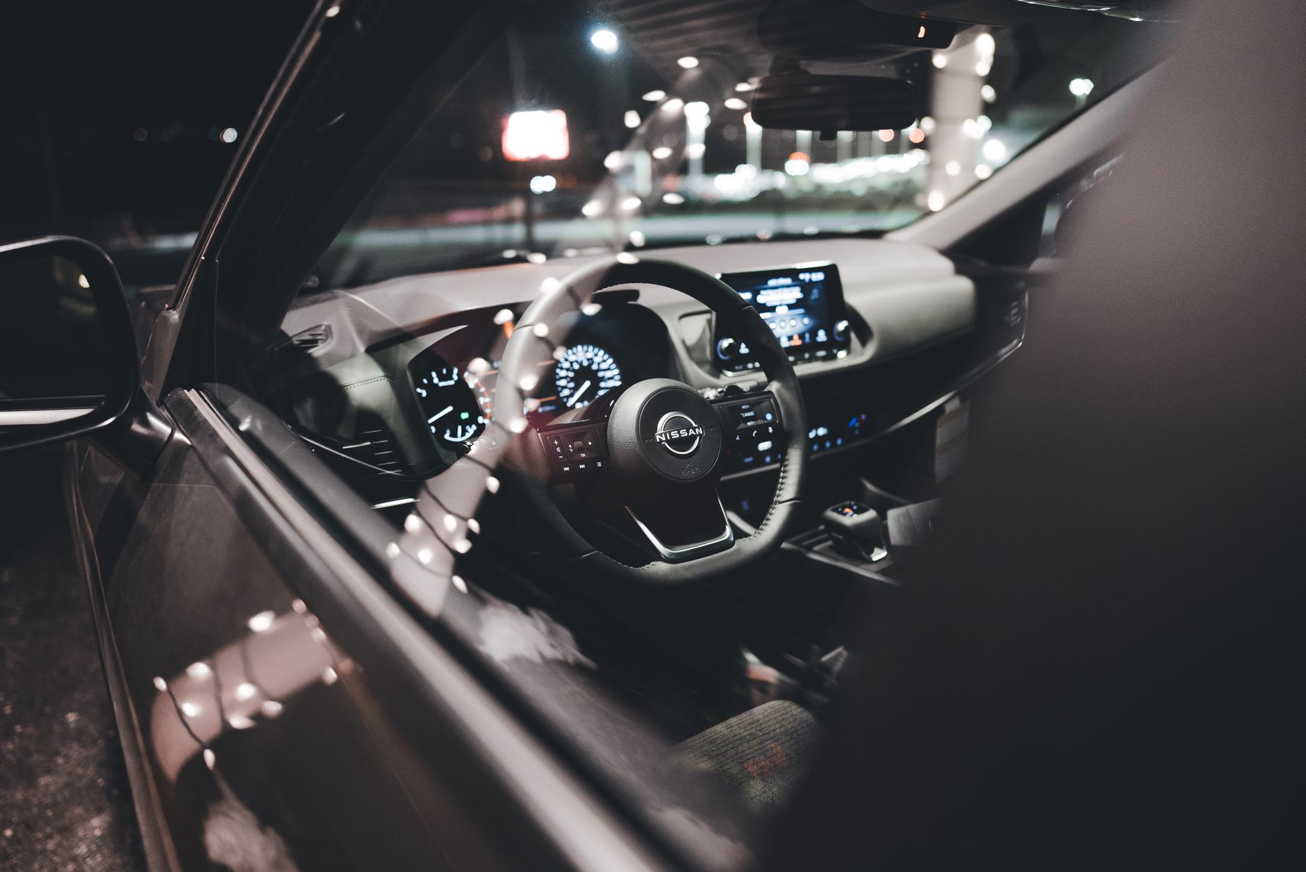 Painel iluminado de um carro moderno