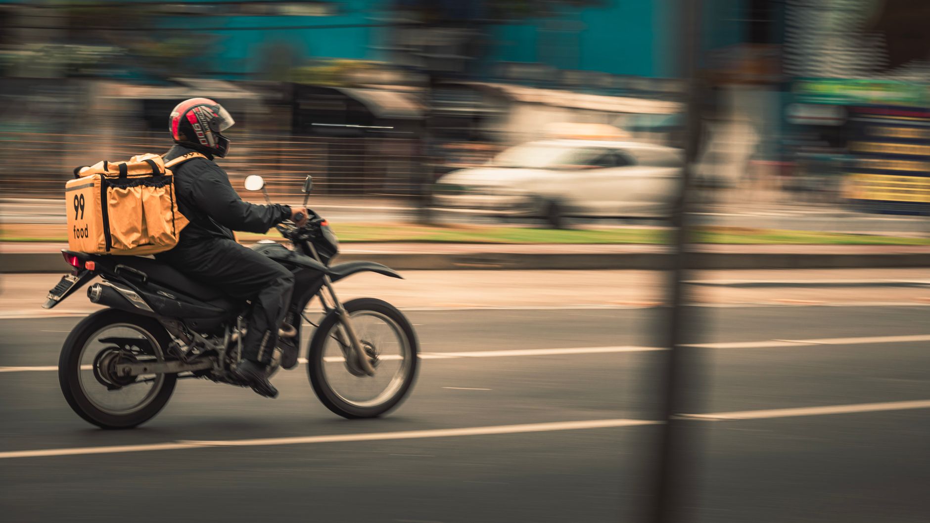 Motociclista de entrega em movimento